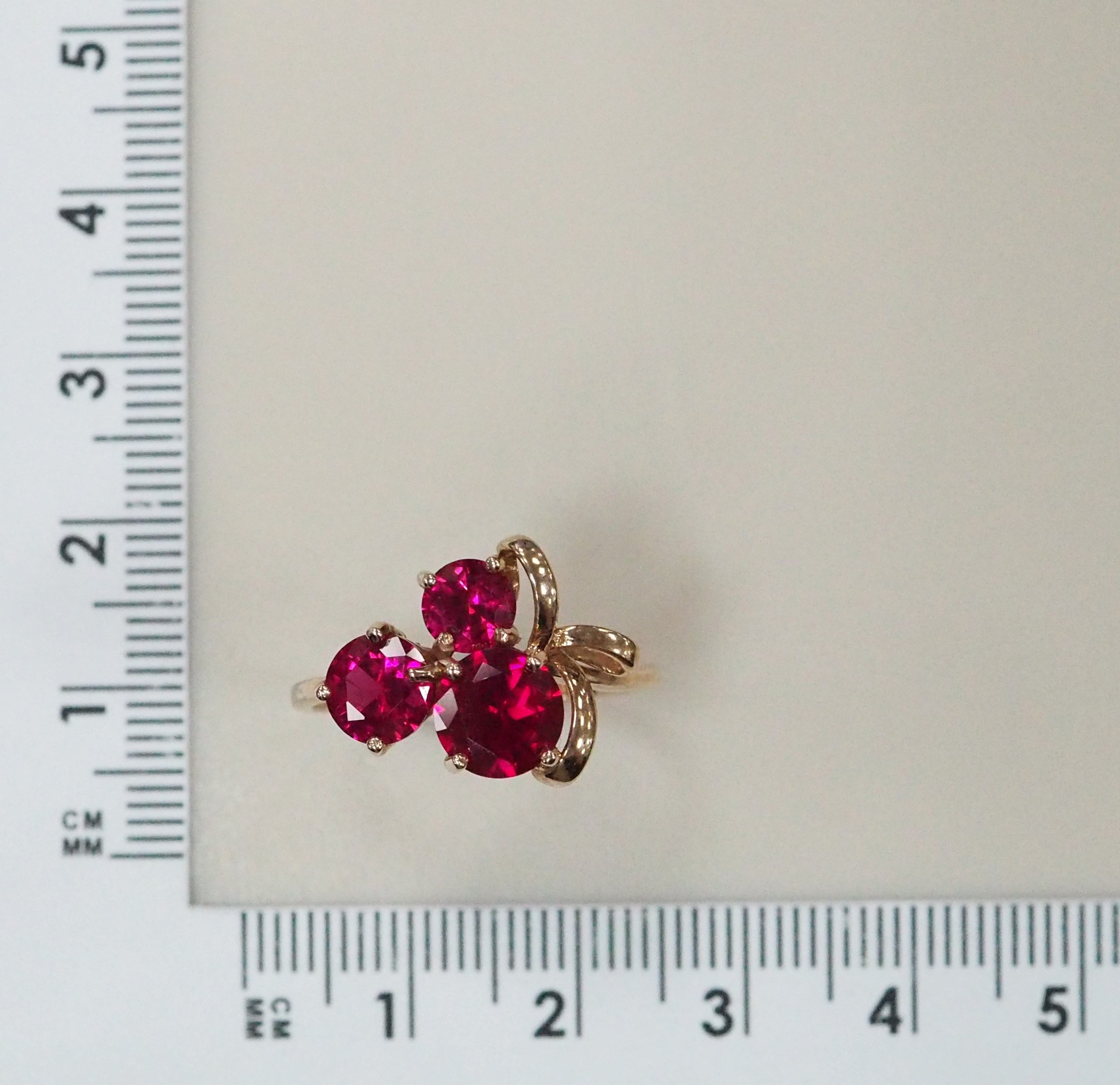 Серебряное кольцо 925 пробы; вставки 3 Корунд рубиновый синт.;